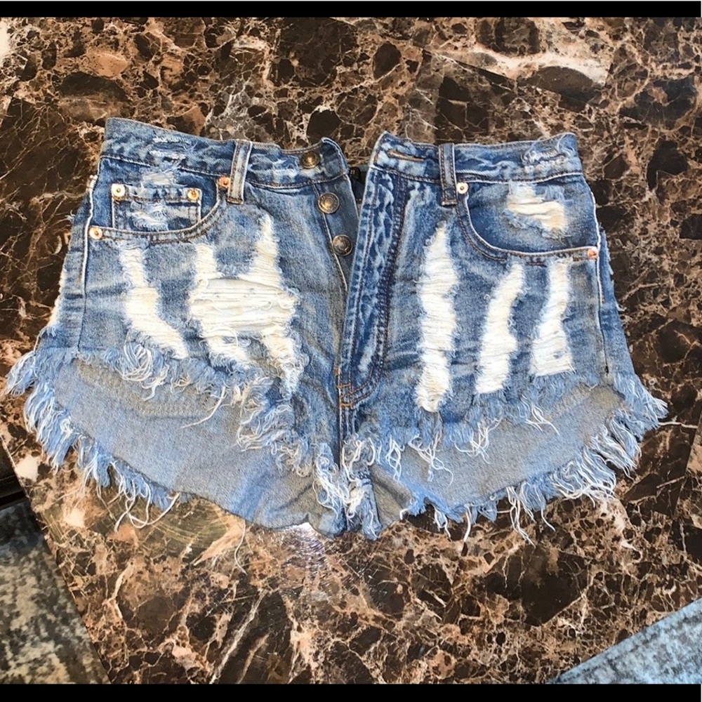 🔹 Forever 21 Distressed Booty shorts 🔹